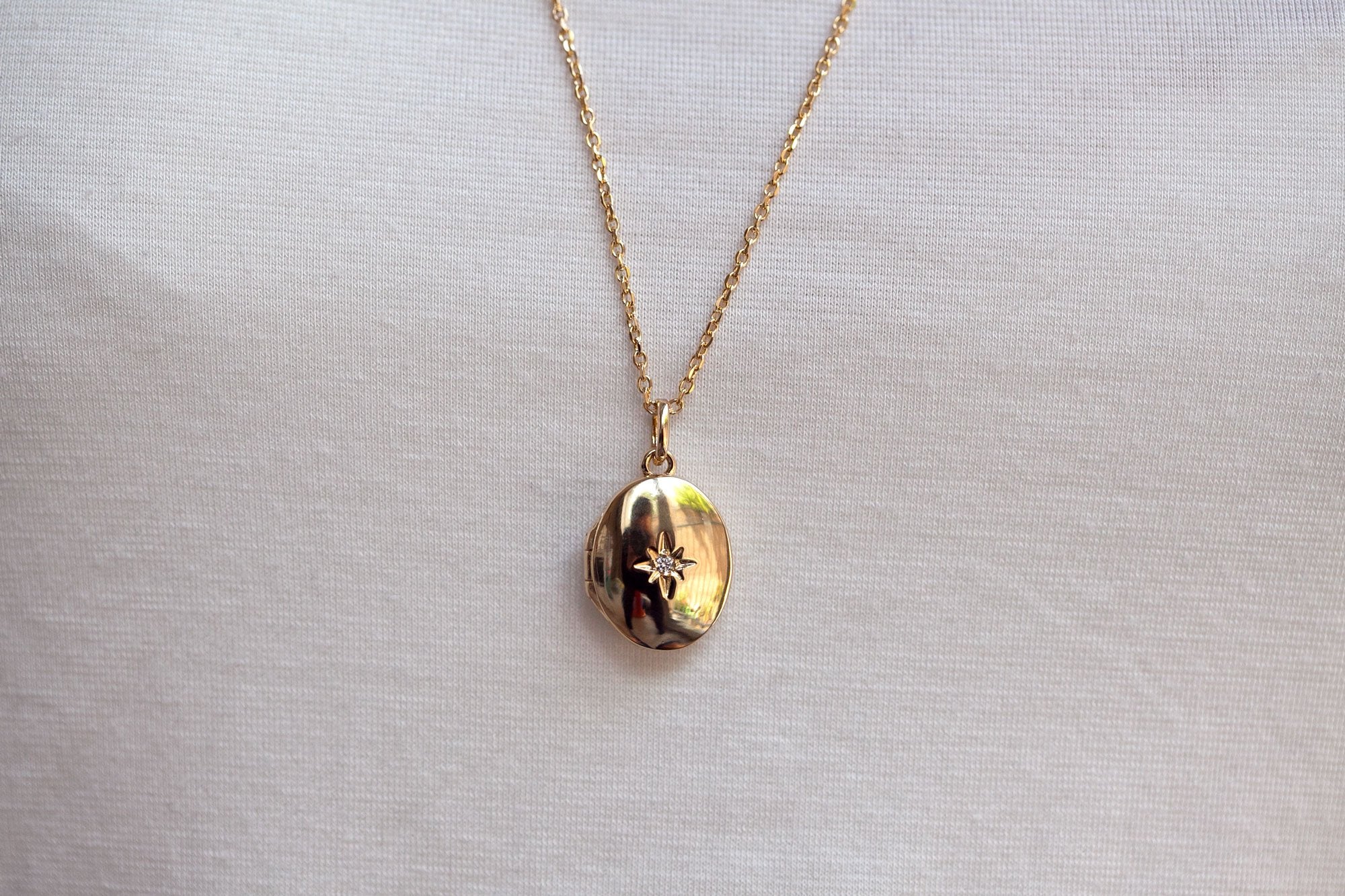 Goldene Kette mit öffnendem Medaillon & Zirkonia-Stern – Schmuck mit Herz | Shop Nory