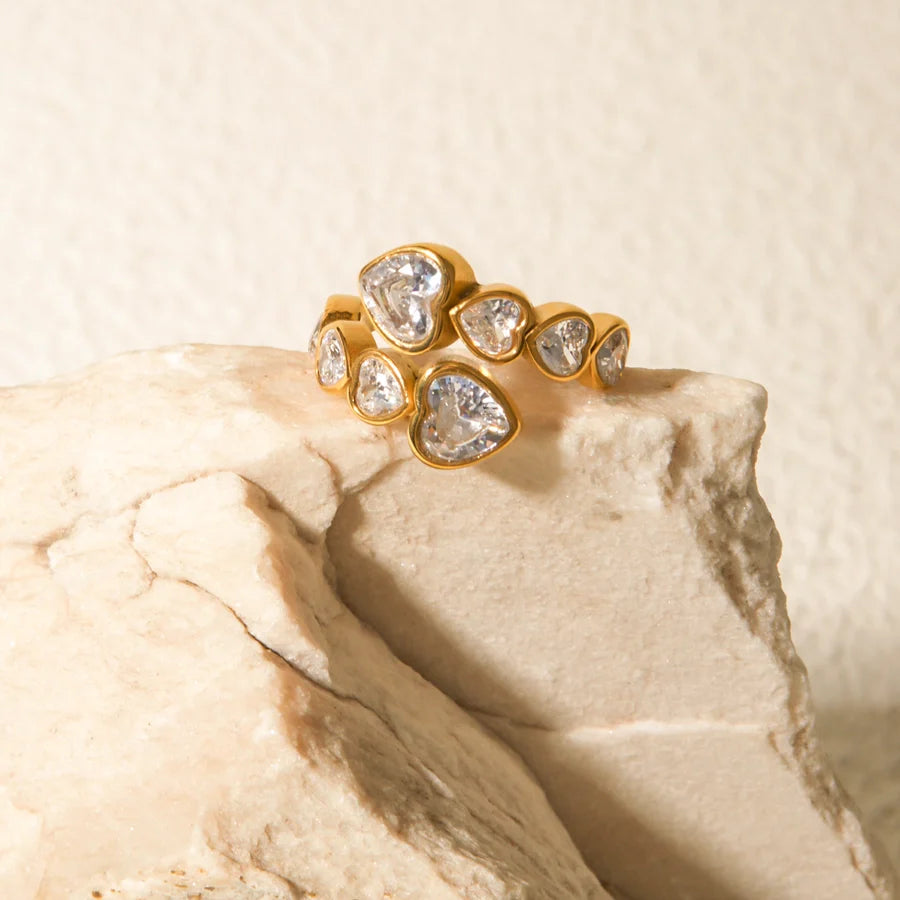 Ring "Bella" mit weissem Herz Steinen in Edelstahl - 18k vergoldet | Shop Nory