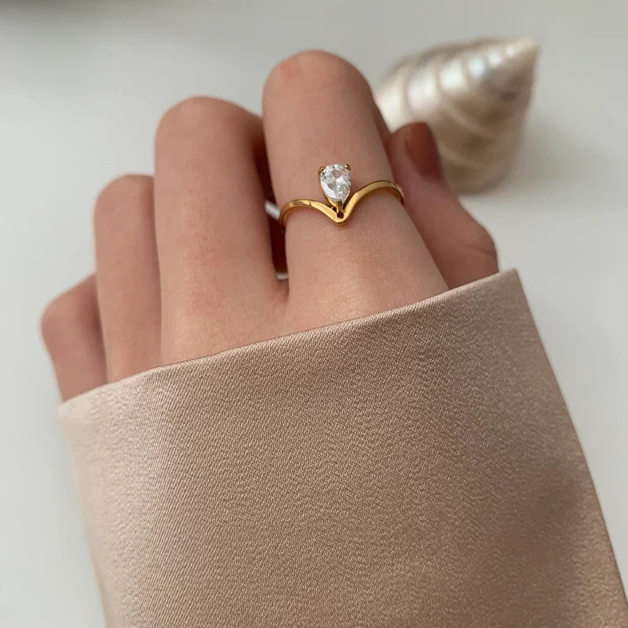 Ring "Emily" mit Zirkoniastein in Edelstahl -18k vergoldet | Shop Nory
