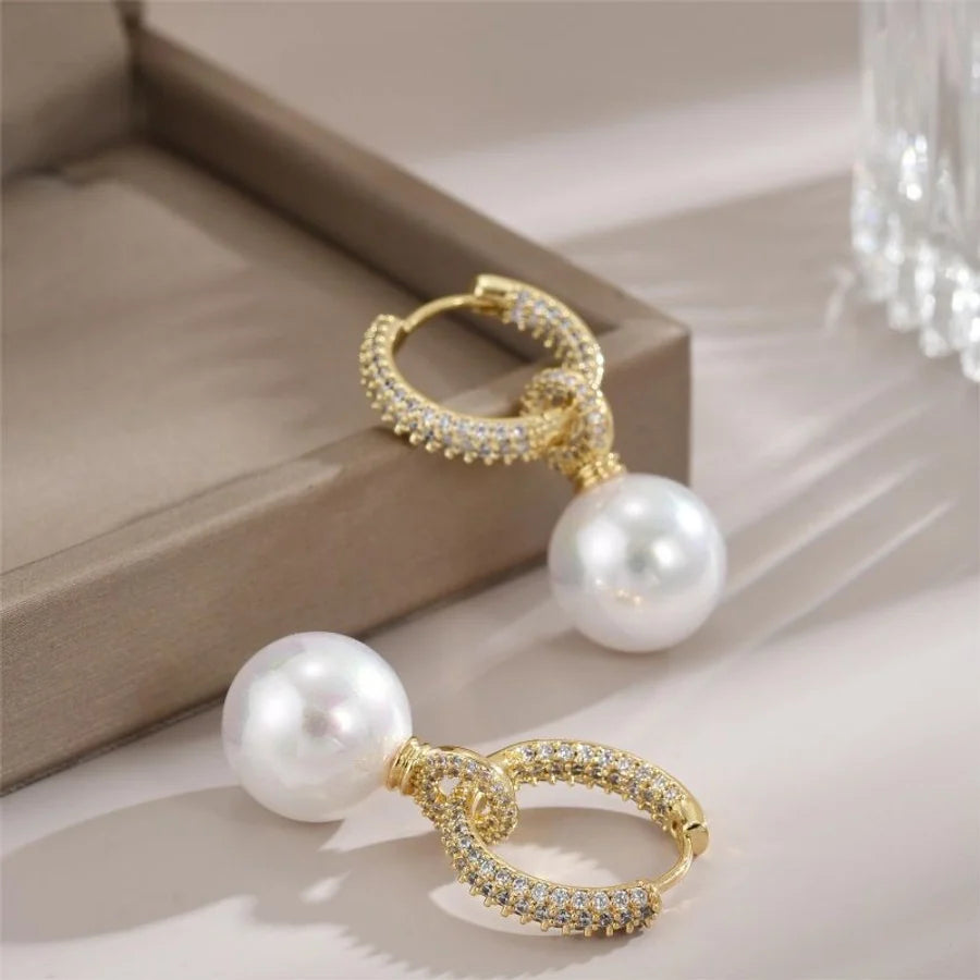 Elegante, kleine Creolen mit Zirkoniasteinen und weisser Perle in Edelstahl -18k vergoldet | Shop Nory