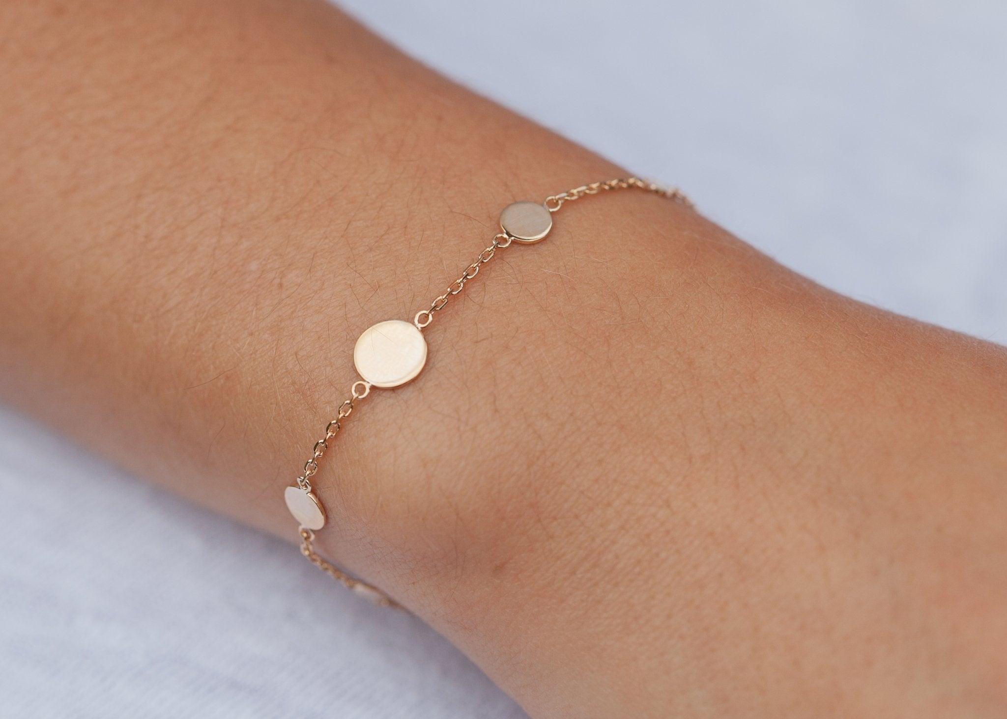Armband mit 7 Plättchen vergoldet - Boho Armband für Damen | Shop Nory