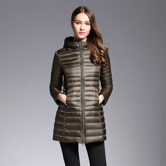 Lange Daunenjacke mit Kapuze "Praktische Leichtigkeit"