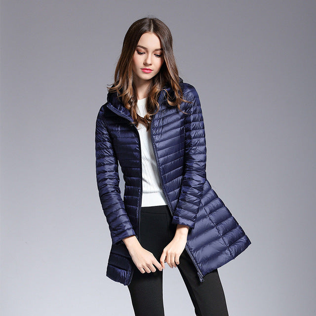Lange Daunenjacke mit Kapuze "Praktische Leichtigkeit"
