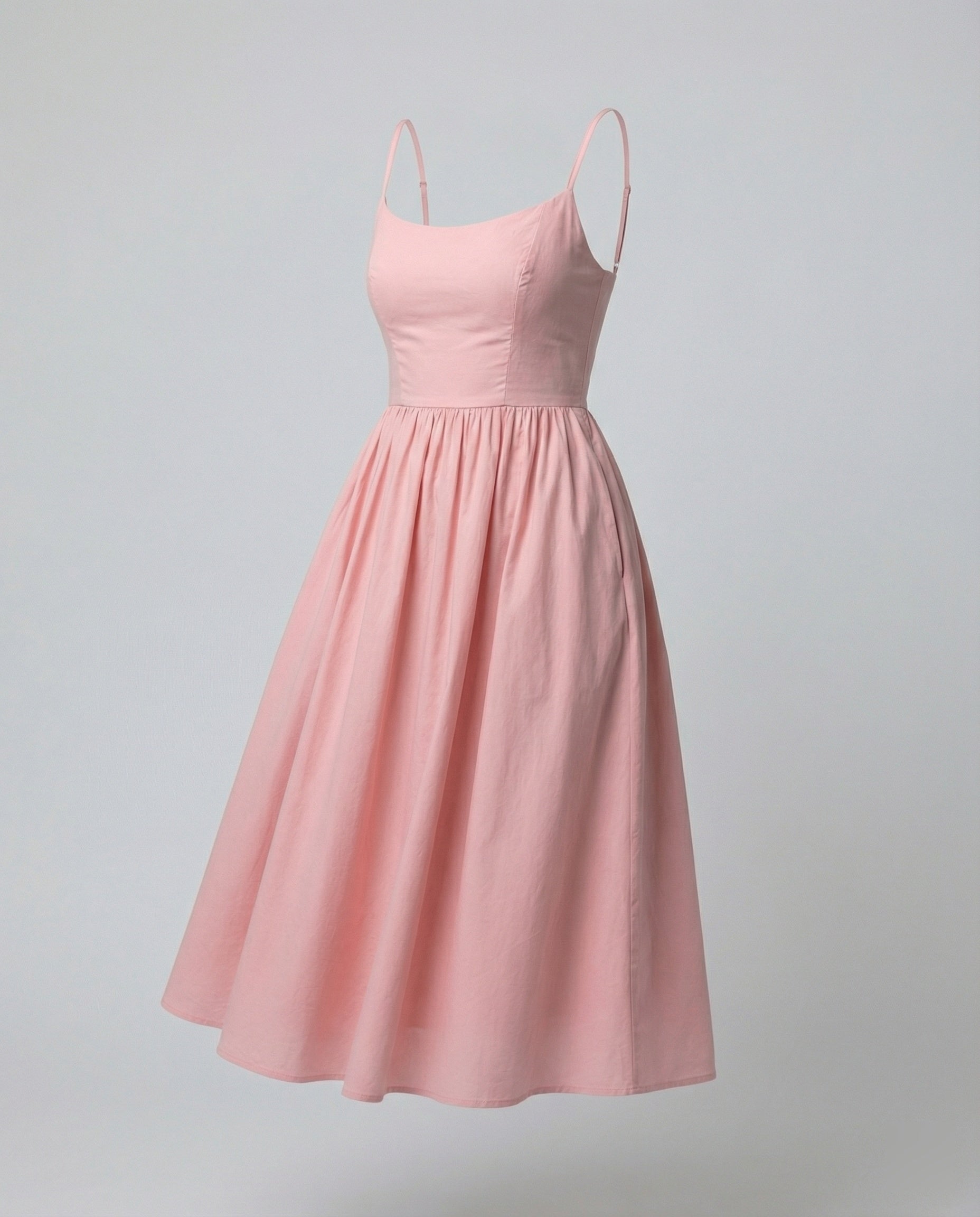 Einfarbiges Kleid mit U-Ausschnitt und Strapsen