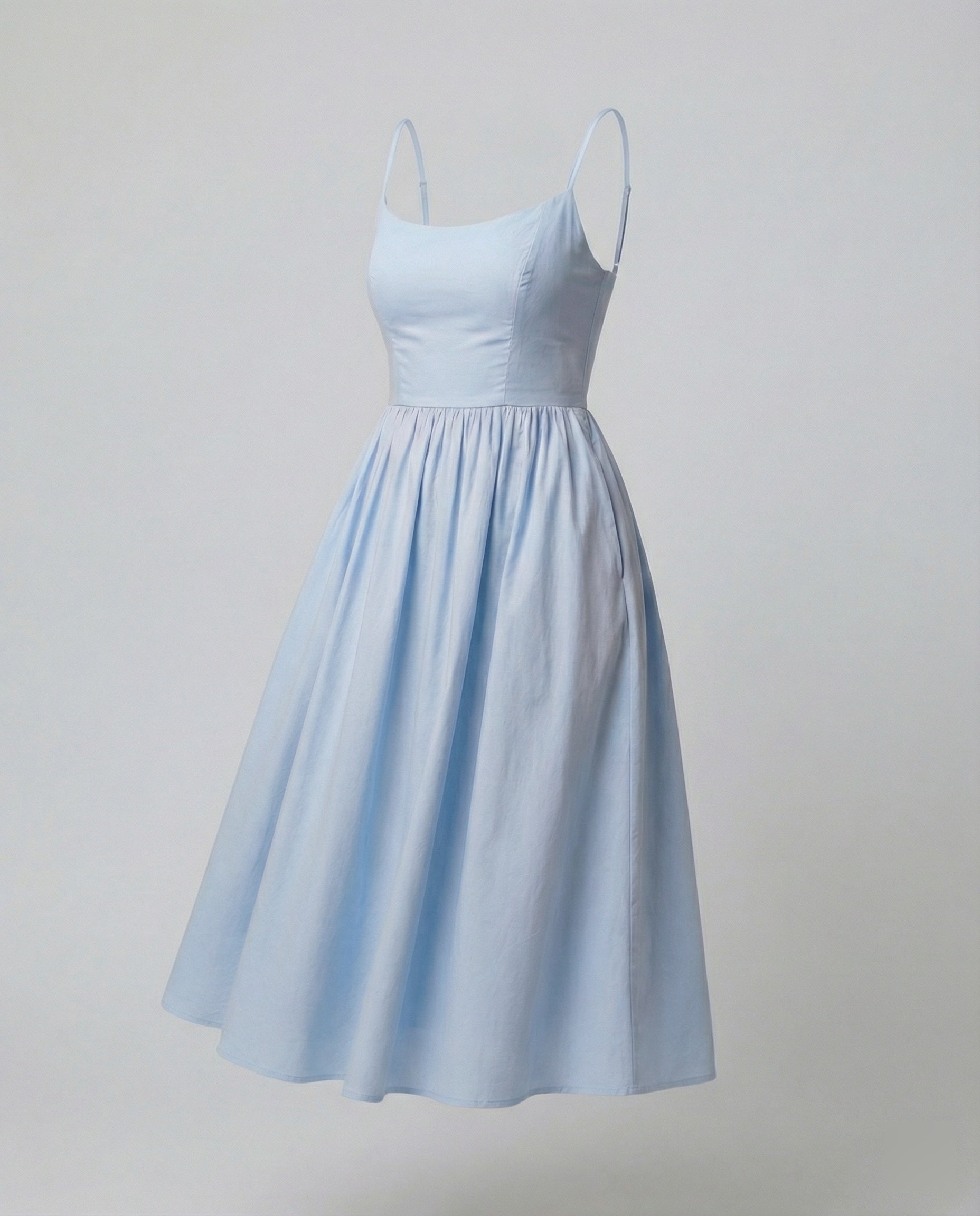 Einfarbiges Kleid mit U-Ausschnitt und Strapsen