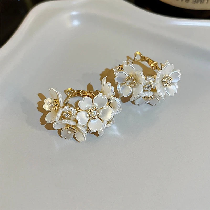 Runde Blütenakzent elegante Ohrringe