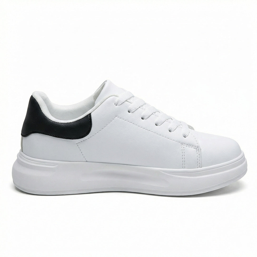 Orthopädische weiße Turnschuhe