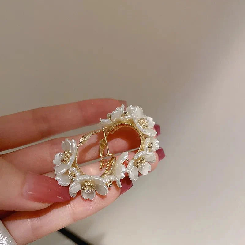 Runde Blütenakzent elegante Ohrringe