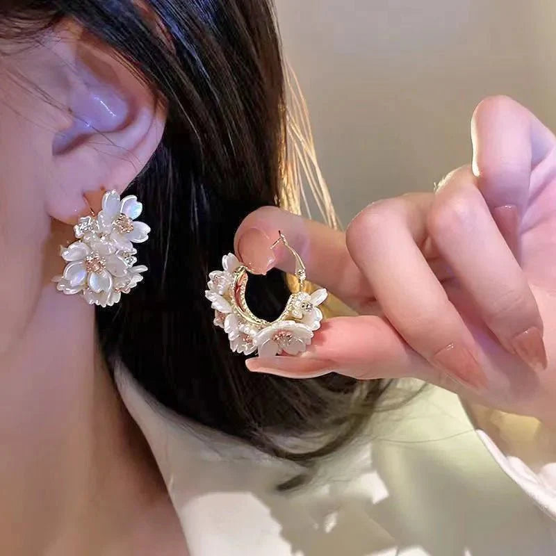 Runde Blütenakzent elegante Ohrringe