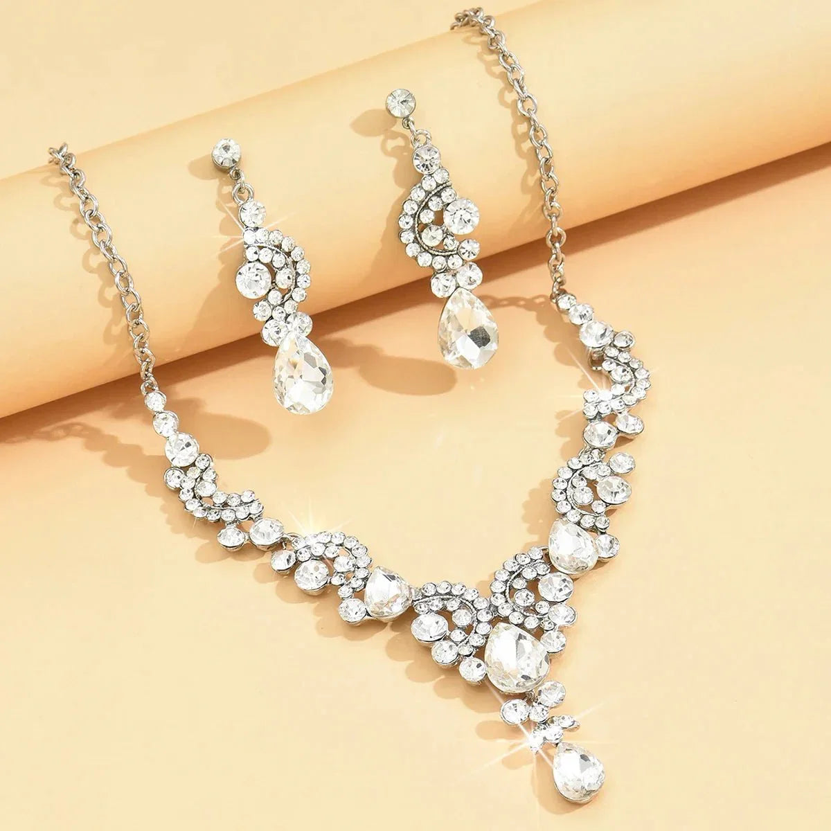 Abgerundetes Diamant Glammer Halsketten- und Ohrring-Set
