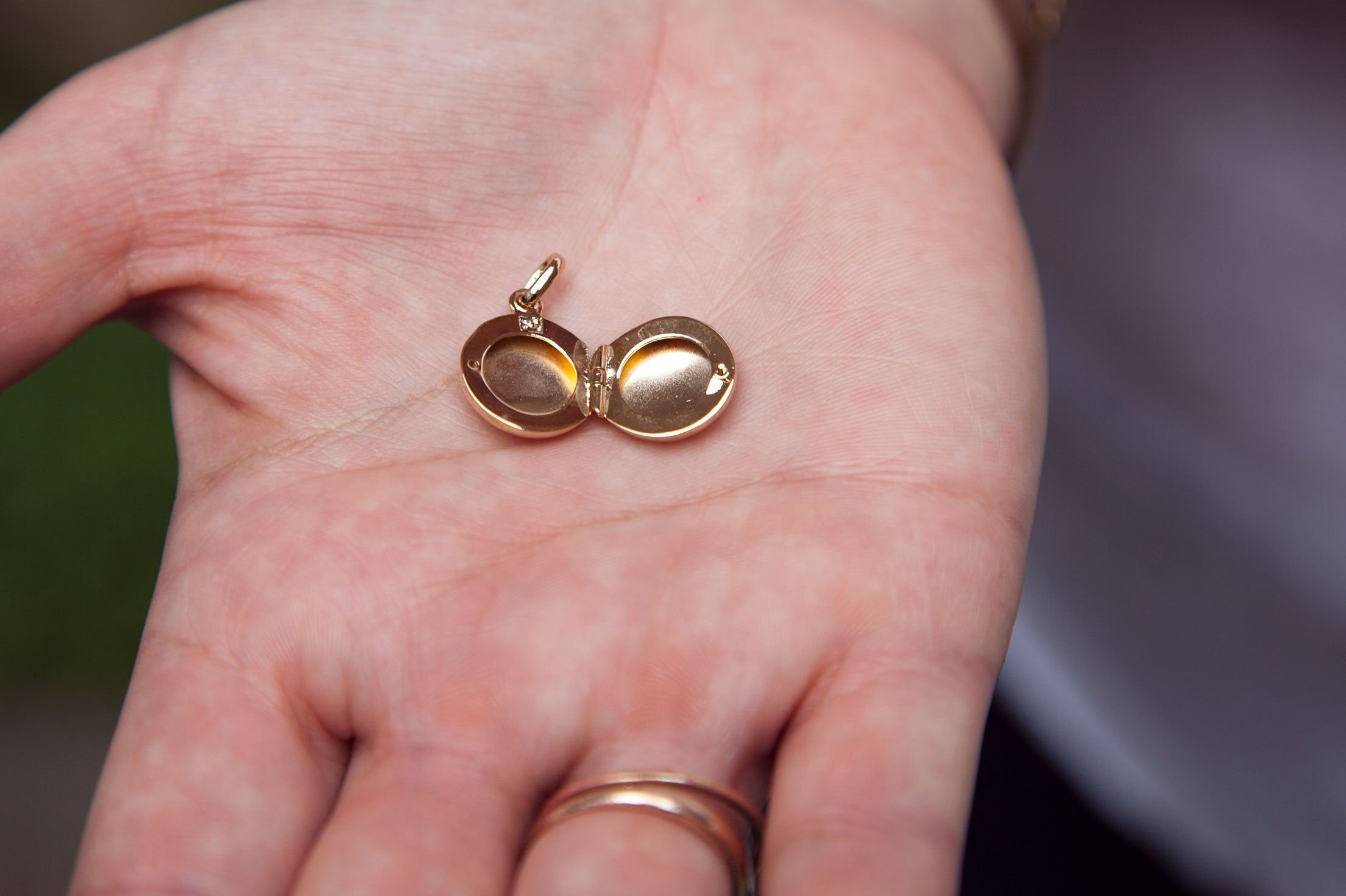 Zierliche vergoldete Kette mit Medaillon-Anhänger – eleganter & persönlicher Schmuck | Shop Nory