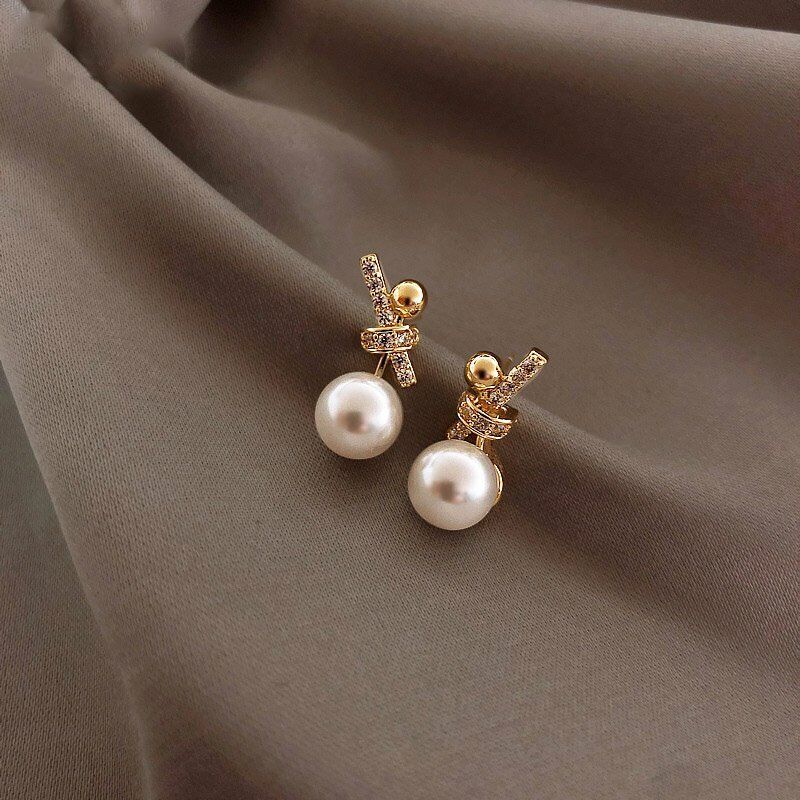 Damen vergoldete funkelnde Strass Schleife Simulierte Perle Stecker Ohrringe | Shop Nory