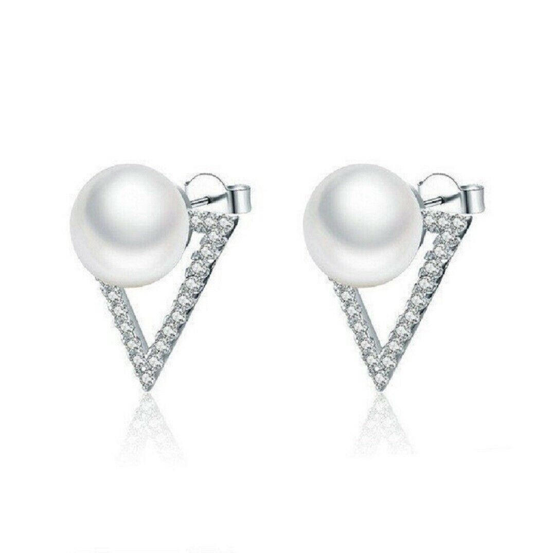 Damen Weiße Perle & Mikro Pave Kubische Zirkonia Dreieck Ohrstecker | Shop Nory