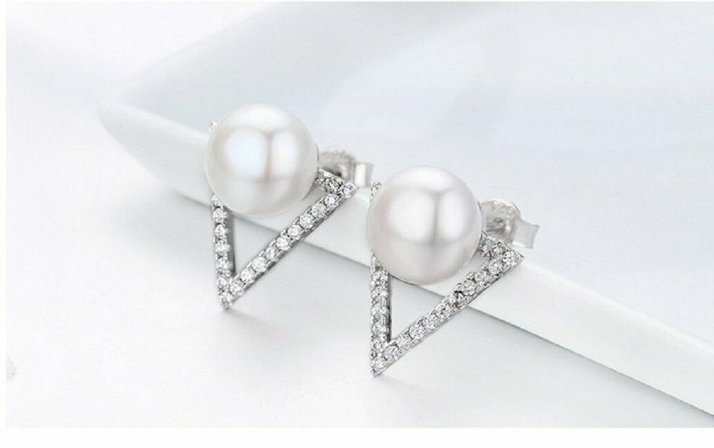 Damen Weiße Perle & Mikro Pave Kubische Zirkonia Dreieck Ohrstecker | Shop Nory