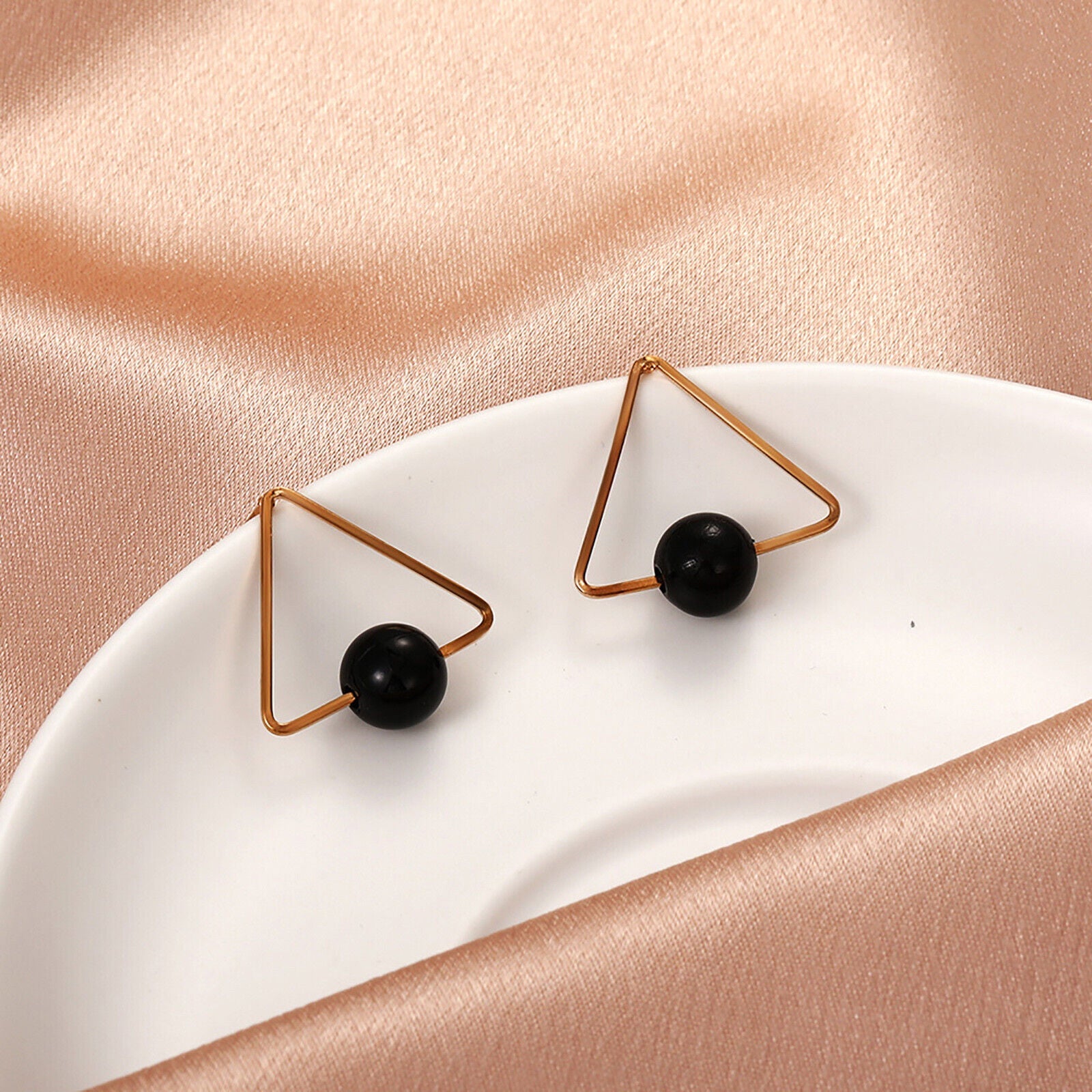 Damen Gold plattiert Mittel Schwarz Perle Ball Dreieck Stecker Ohrringe | Shop Nory