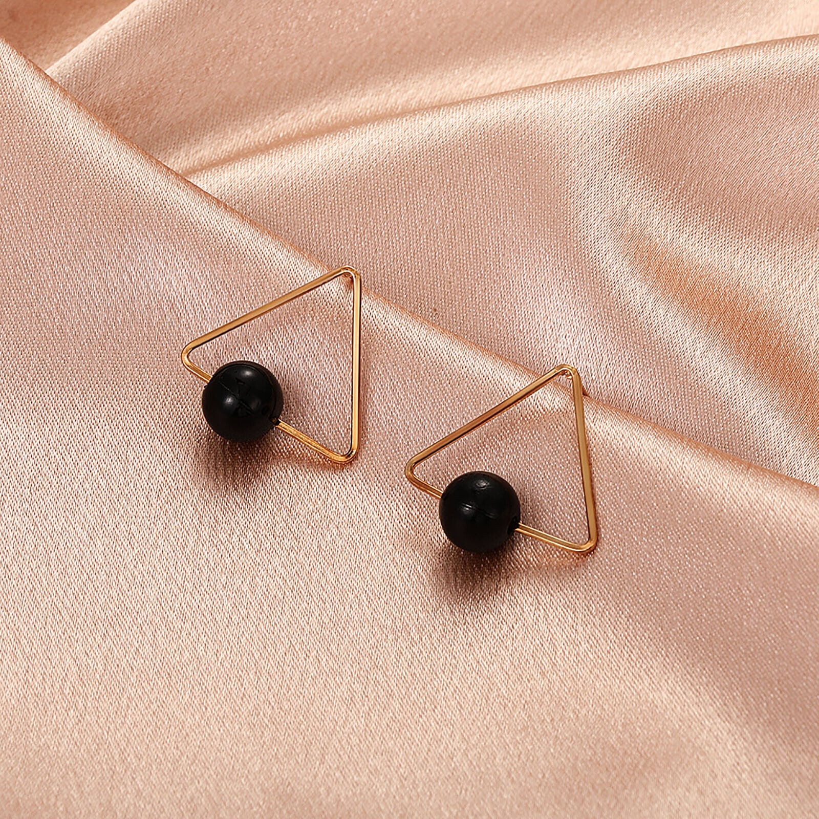 Damen Gold plattiert Mittel Schwarz Perle Ball Dreieck Stecker Ohrringe | Shop Nory