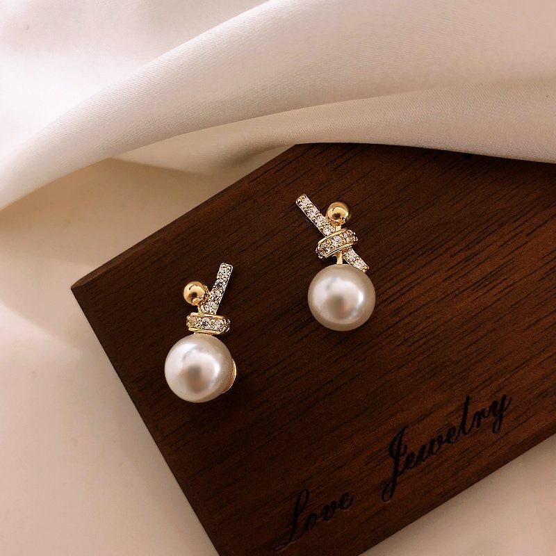 Damen vergoldete funkelnde Strass Schleife Simulierte Perle Stecker Ohrringe | Shop Nory