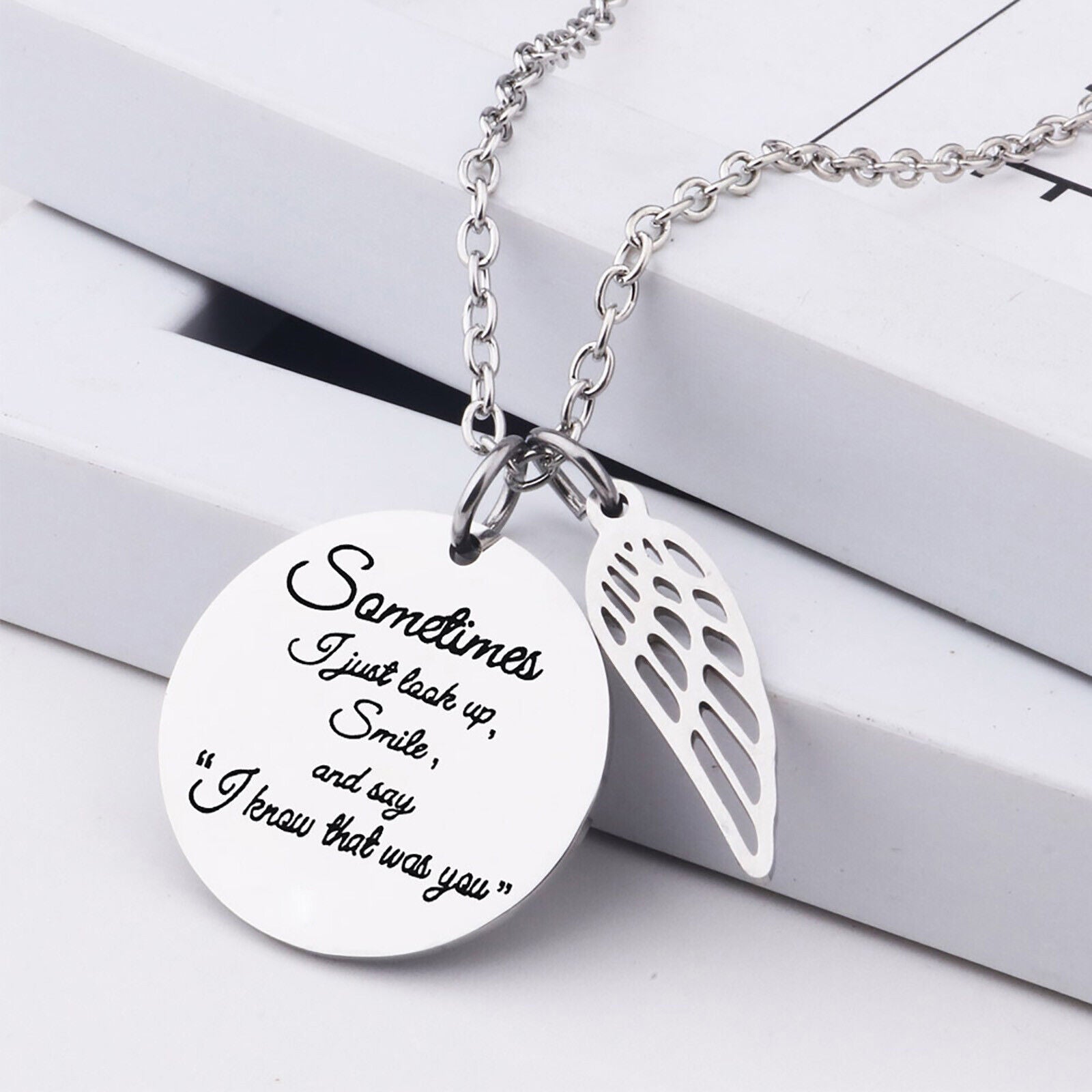Unisex Silber "Manchmal schaue ich einfach nur ..." Engraved Anhänger Engel Flügel Halskette | Shop Nory