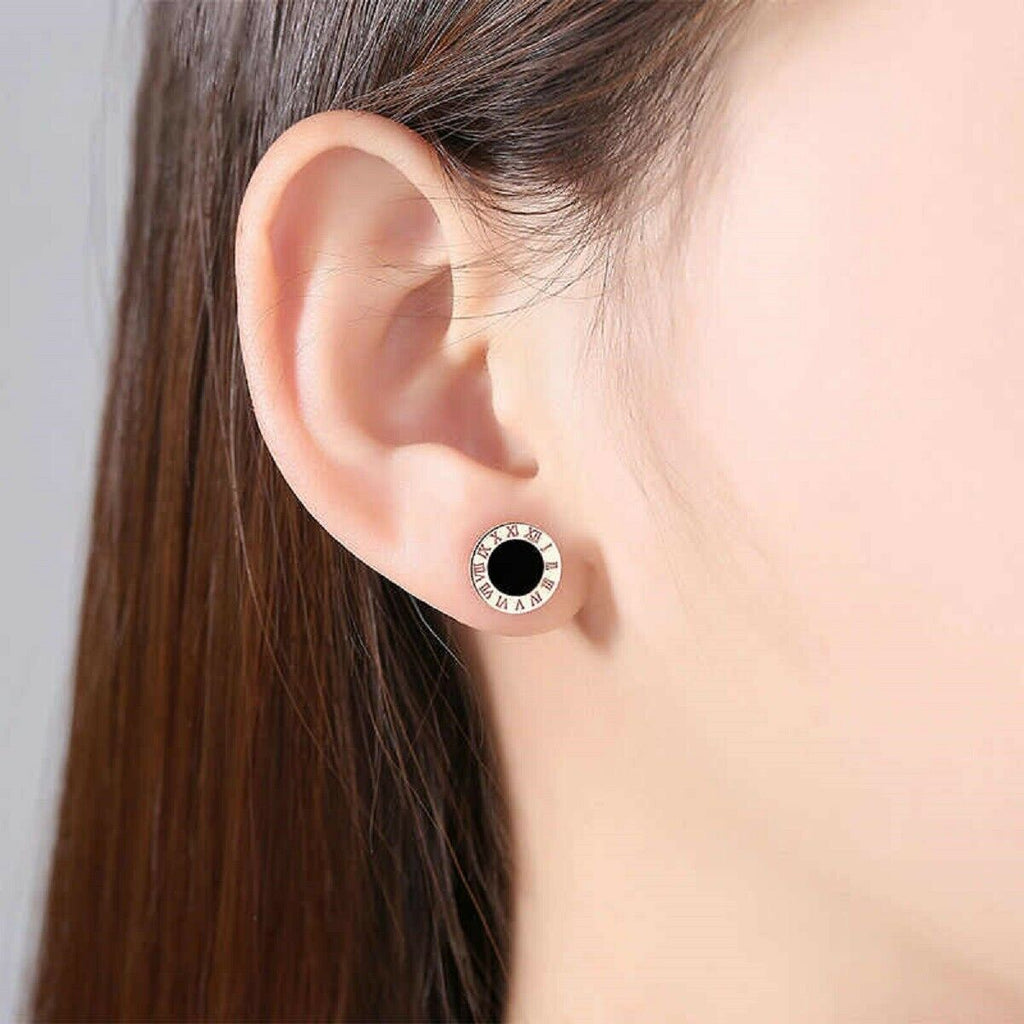 Unisex Runde Schwarze Zentrum Titan Edelstahl Römische Ziffern Stud Ohrringe | Shop Nory