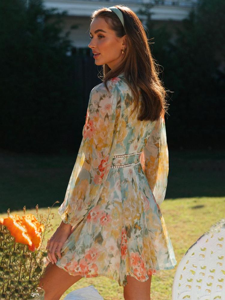 Bedrucktes Minikleid mit V-Ausschnitt und Spitze