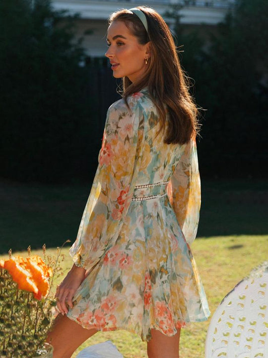 Bedrucktes Minikleid mit V-Ausschnitt und Spitze