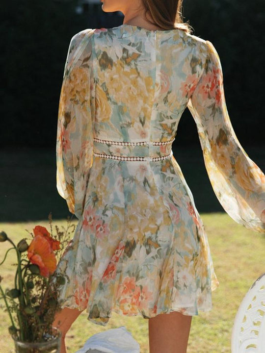Bedrucktes Minikleid mit V-Ausschnitt und Spitze