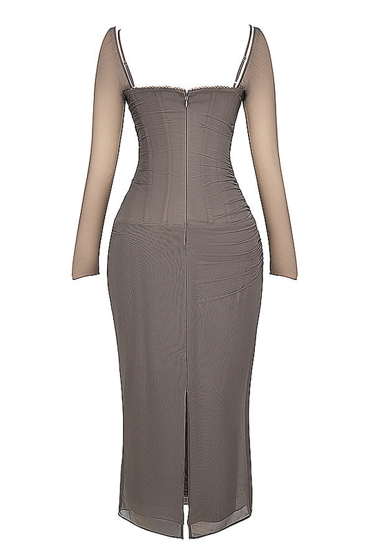 Elegantes Maxikleid mit tiefem Ausschnitt und langen Ärmeln