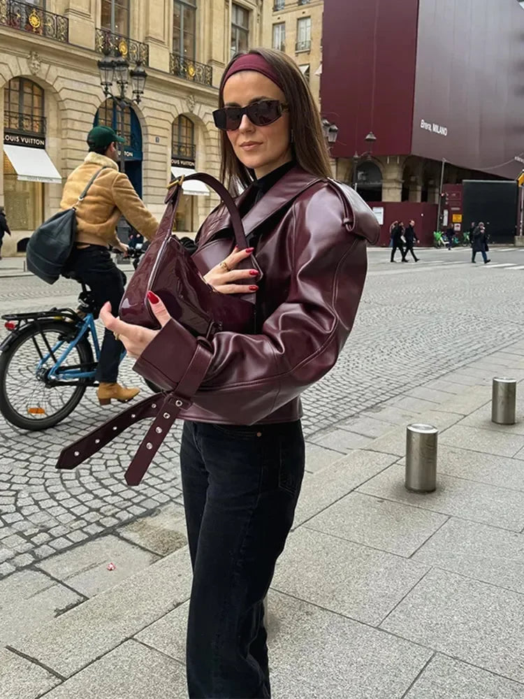 Kurze Damenlederjacke In Kirschrot mit Reverskragen