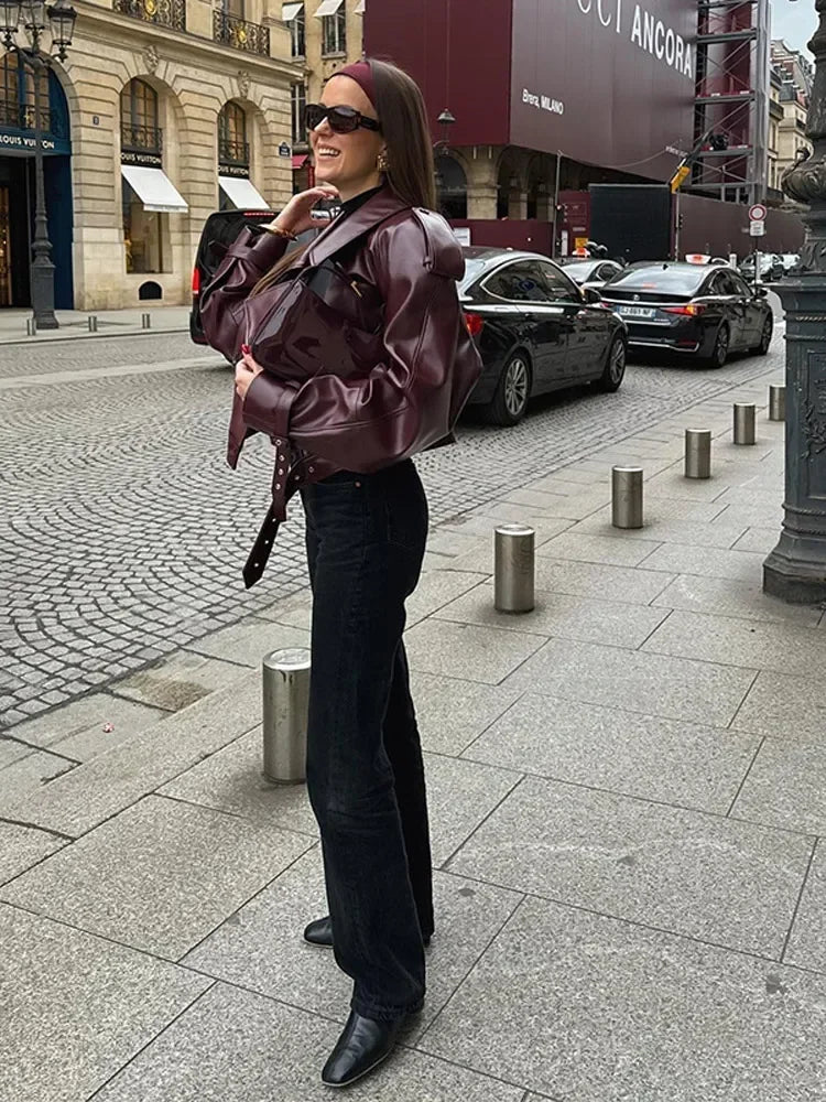 Kurze Damenlederjacke In Kirschrot mit Reverskragen