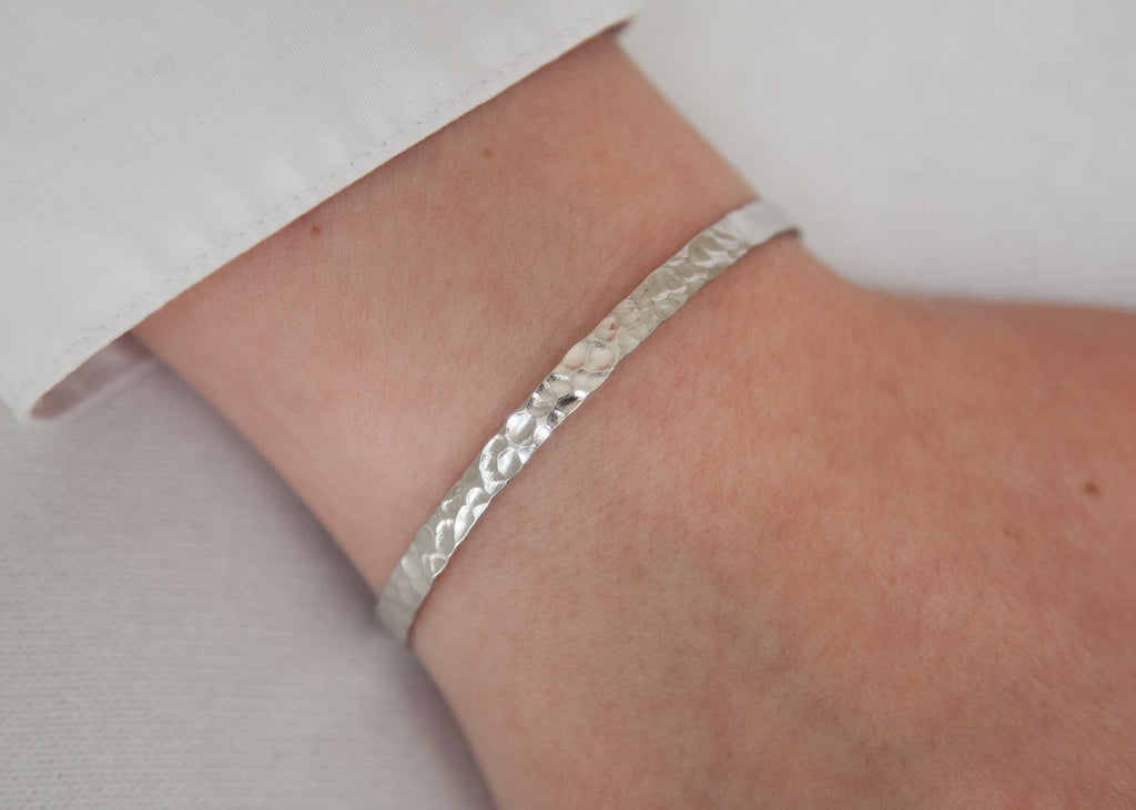 Hammerted Bangle aus Silber für Damen | Shop Nory