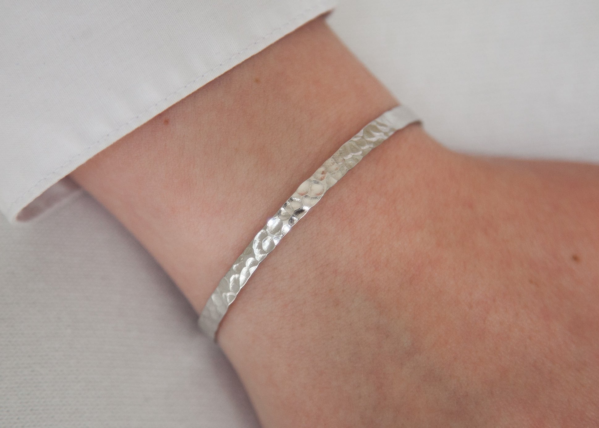 Hammerted Bangle aus Silber für Damen | Shop Nory