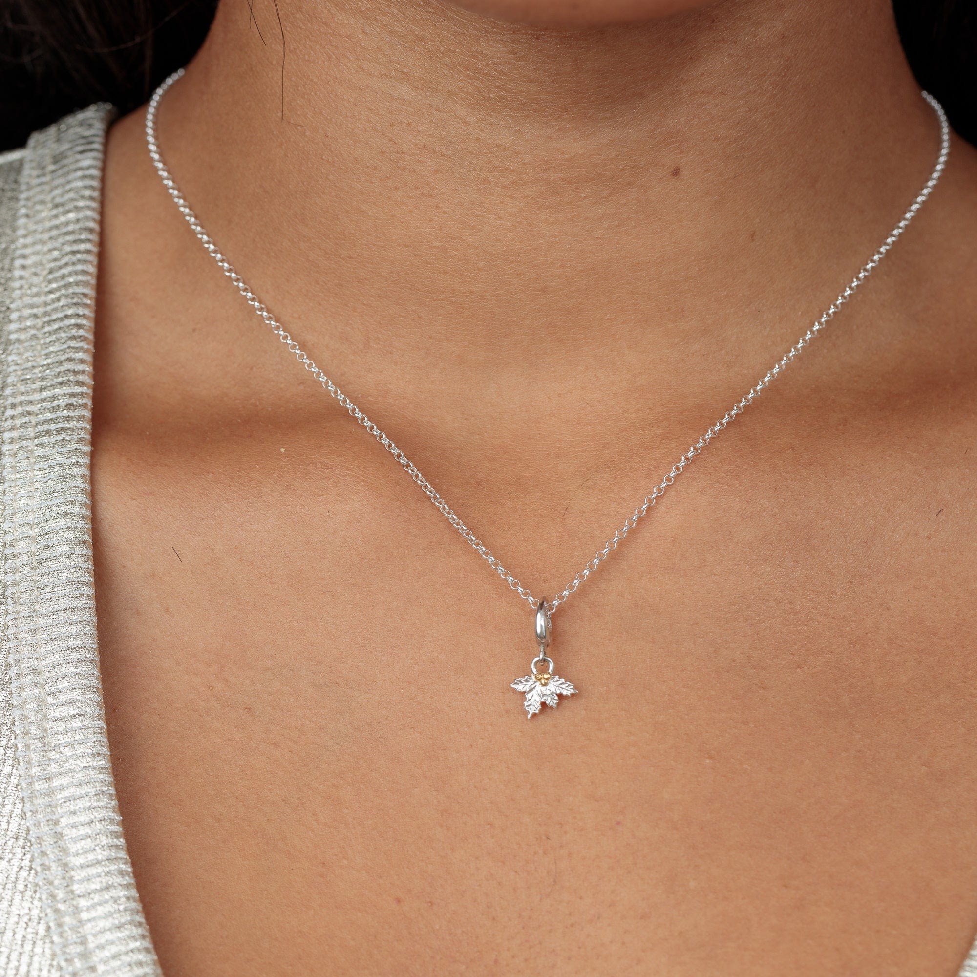 Silberne Weihnachts-Holly-Anhänger-Halskette | Shop Nory
