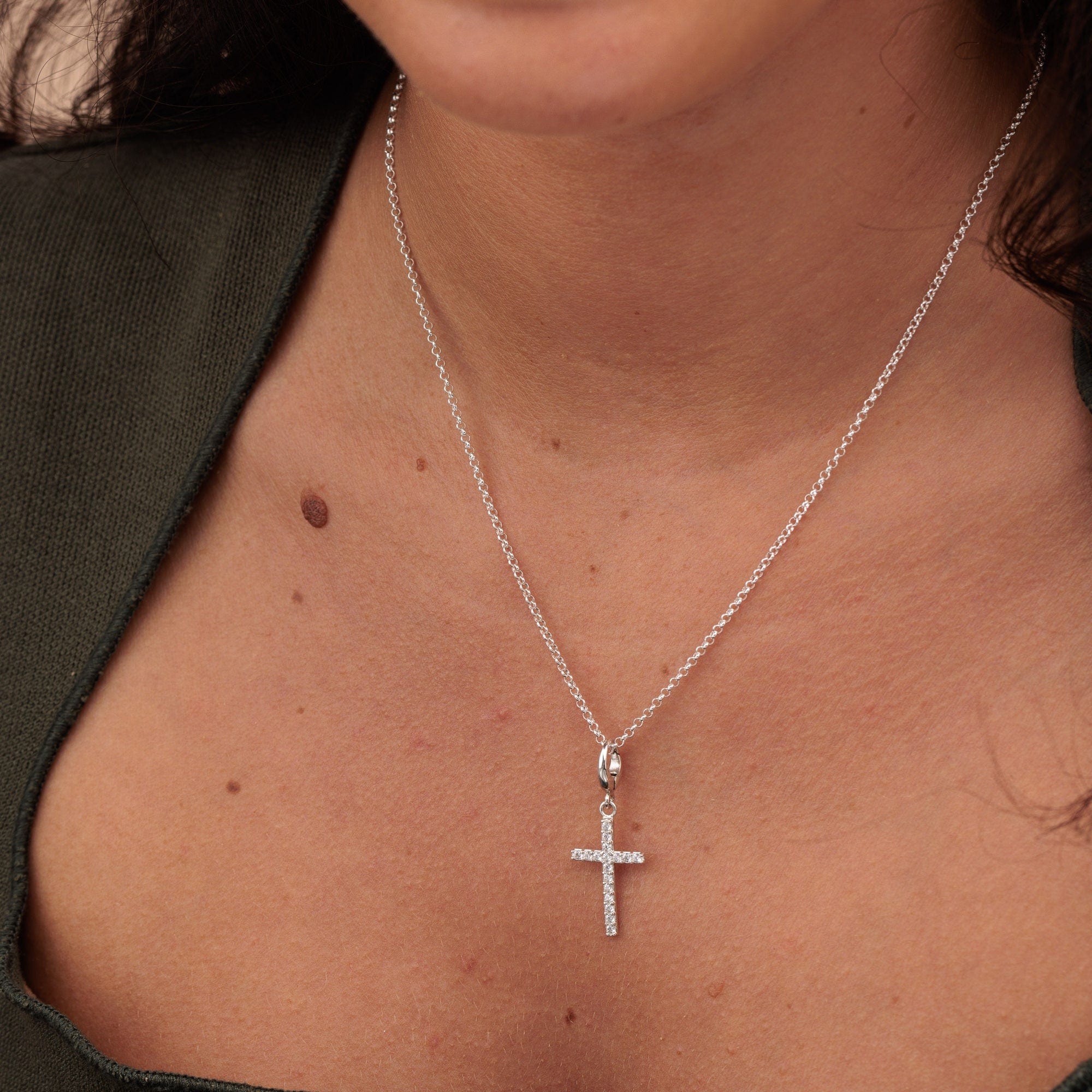 Silberne Kreuz Anhänger Halskette mit Kristallen | Shop Nory