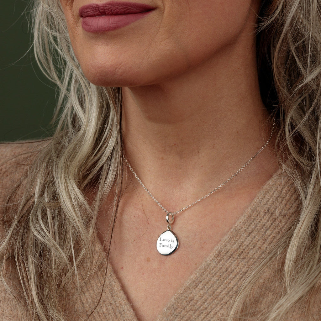 Gravierte Silber Kiesel Charm Halskette (Mittel) | Shop Nory