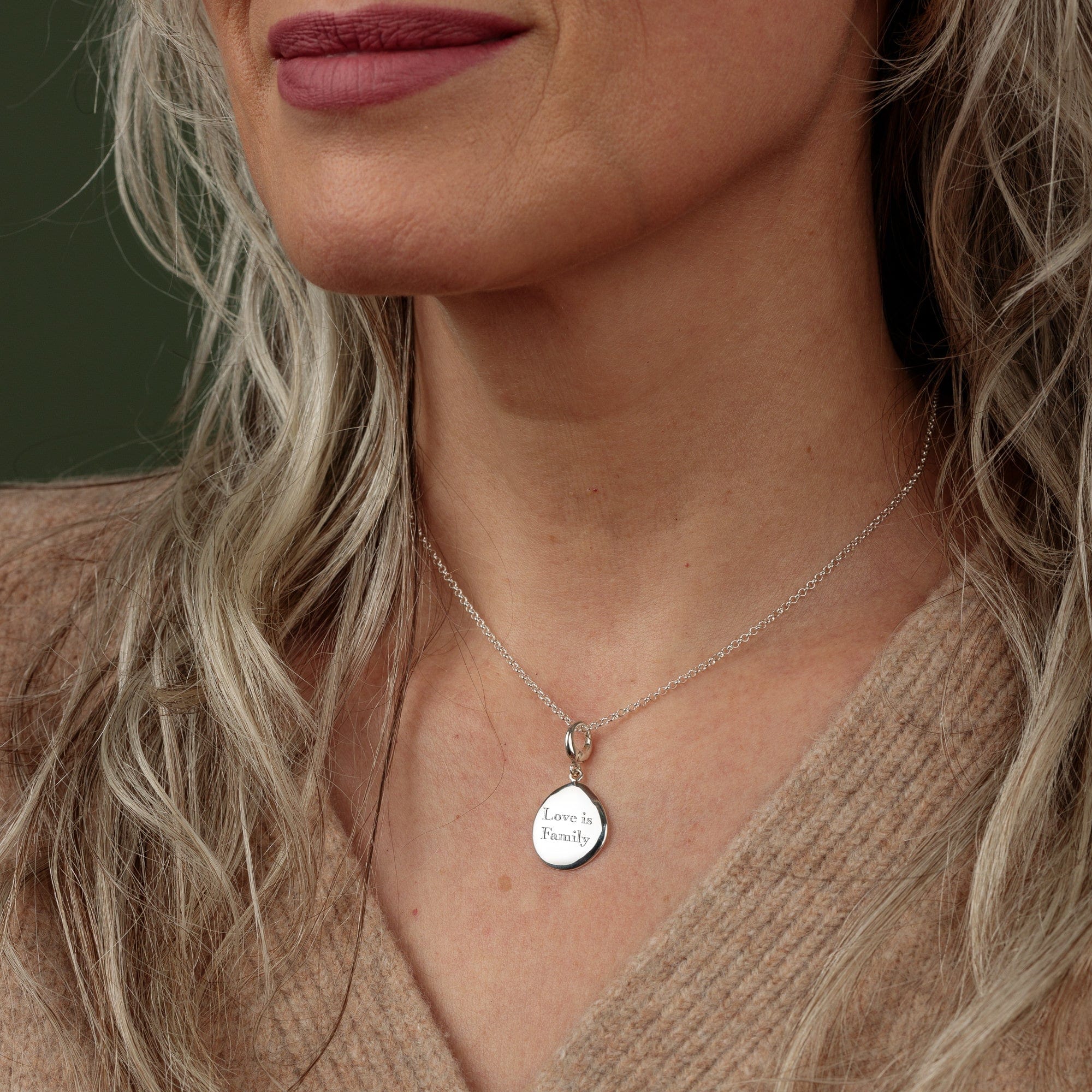 Gravierte Silber Kiesel Charm Halskette (Mittel) | Shop Nory