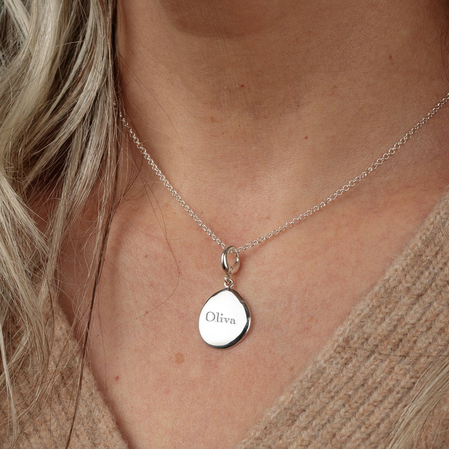 Gravierte Silber Kiesel Charm Halskette (Mittel) | Shop Nory