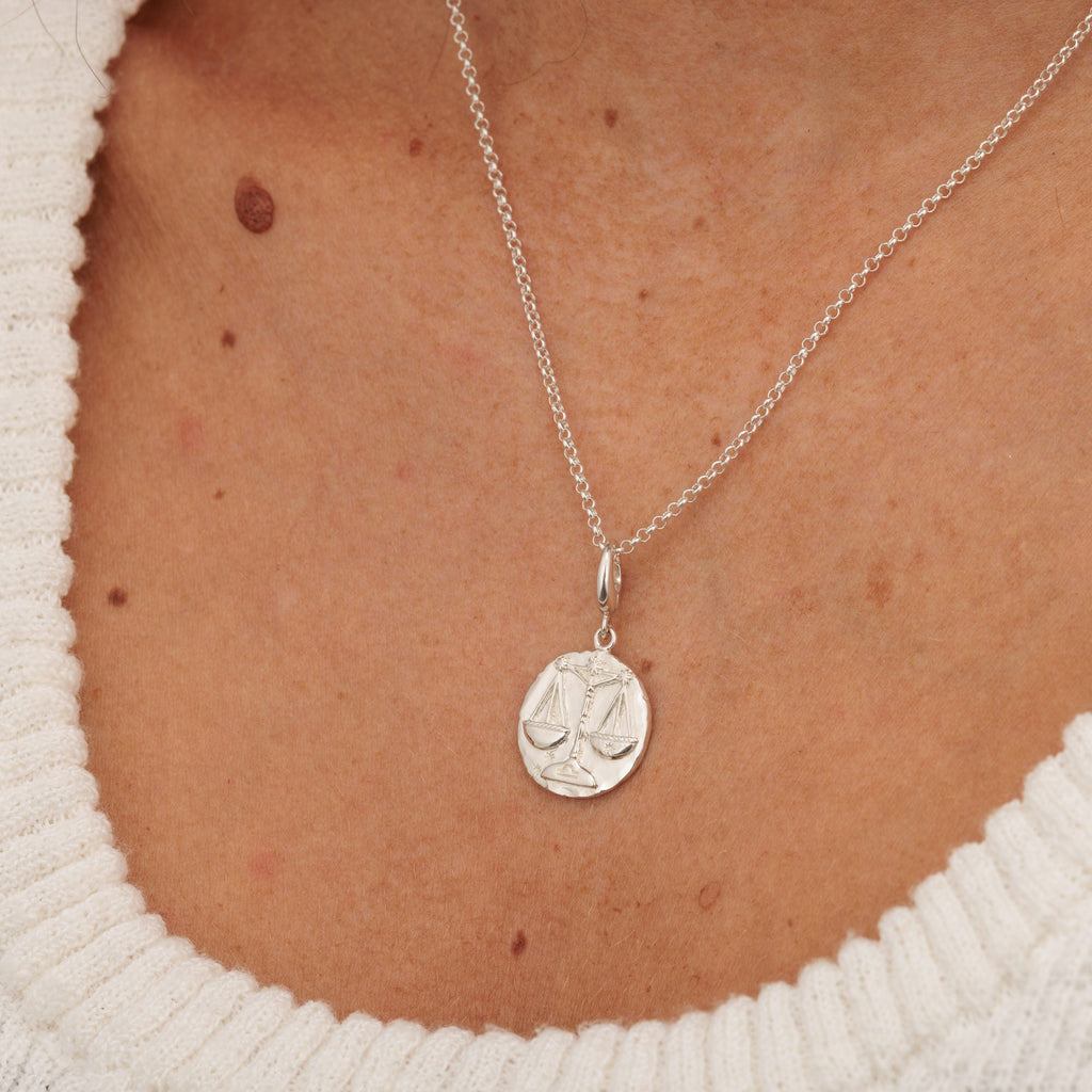 Silber Waage Tierkreis Charm Halskette | Shop Nory