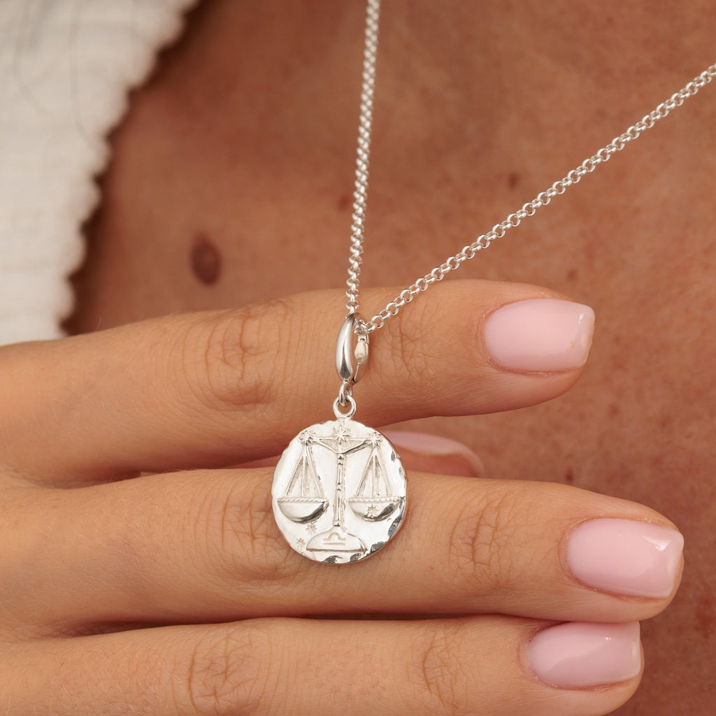 Silber Waage Tierkreis Charm Halskette | Shop Nory