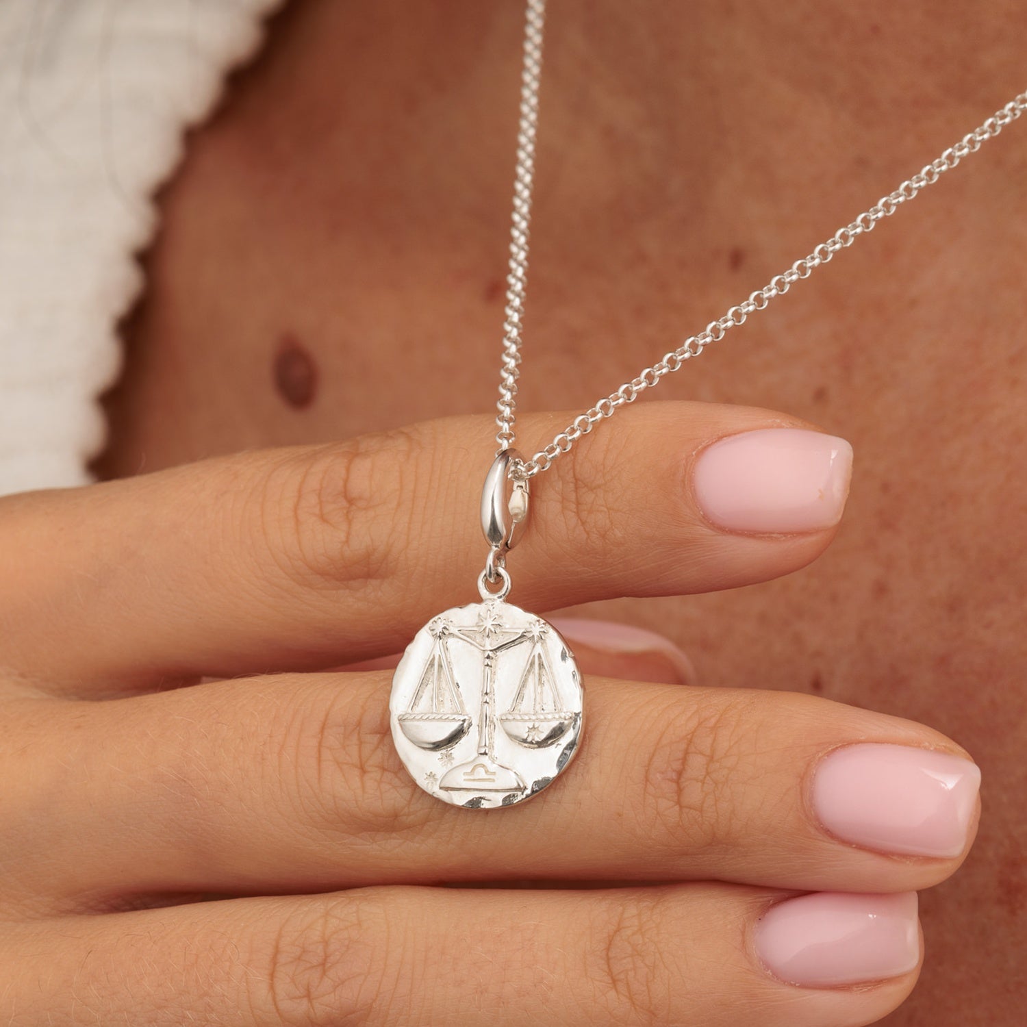 Silber Waage Tierkreis Charm Halskette | Shop Nory