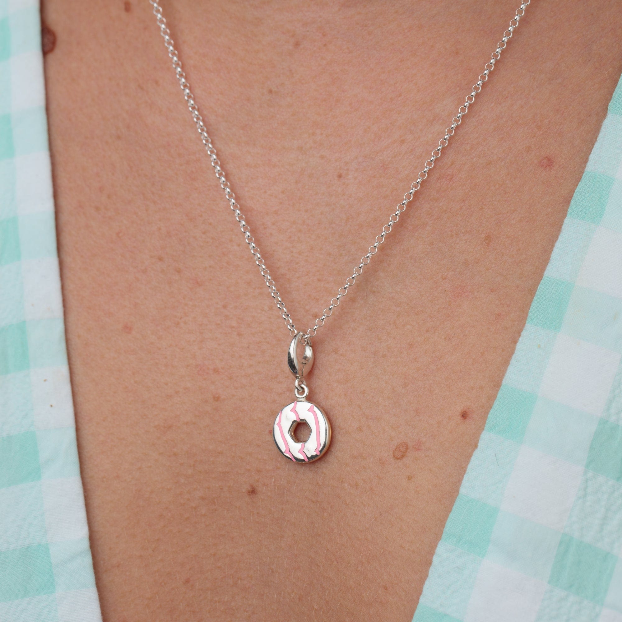 Silber Party Ring Keks Charm Halskette mit Pinkem Emaille | Shop Nory