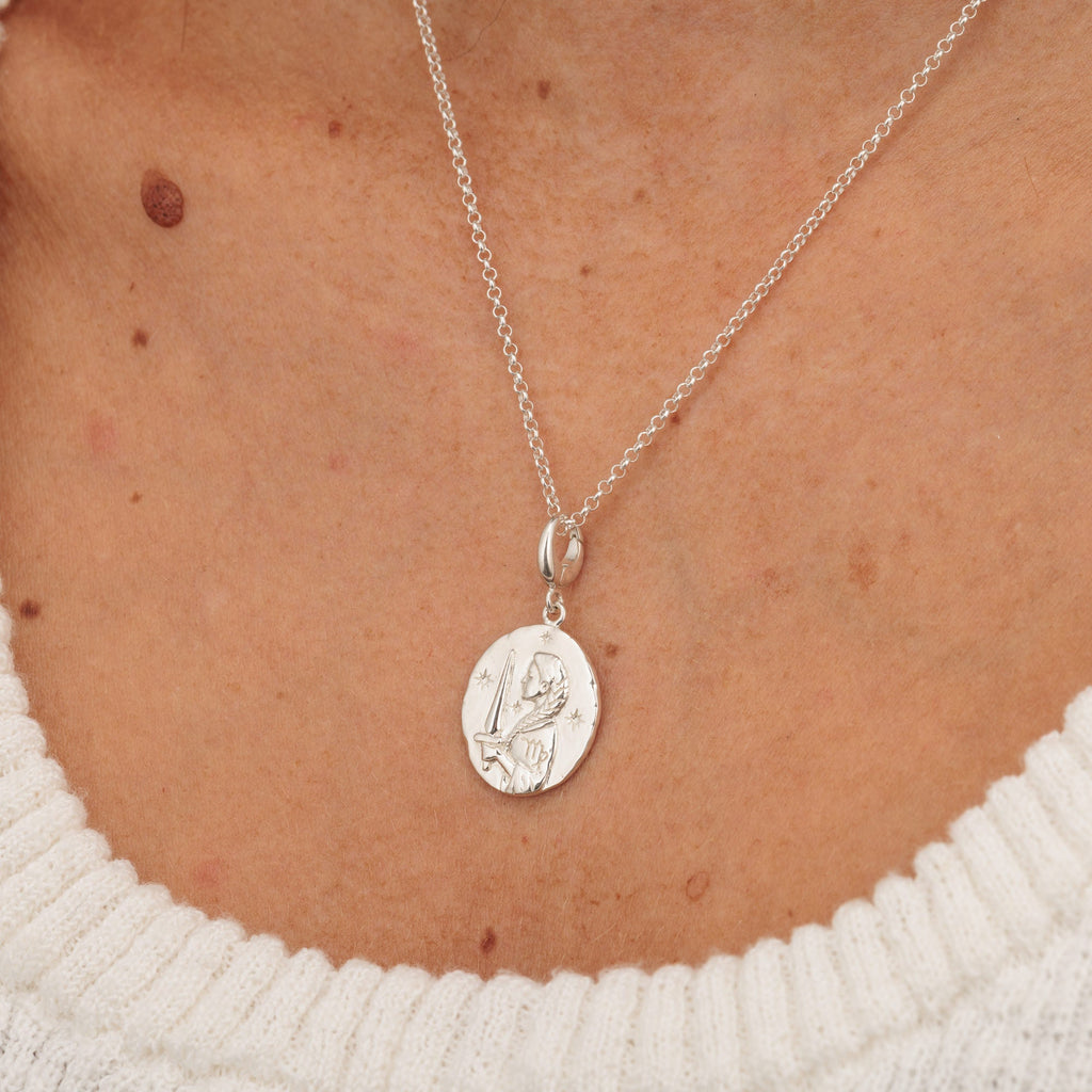 Silber Virgo Tierkreis Charm Halskette | Shop Nory