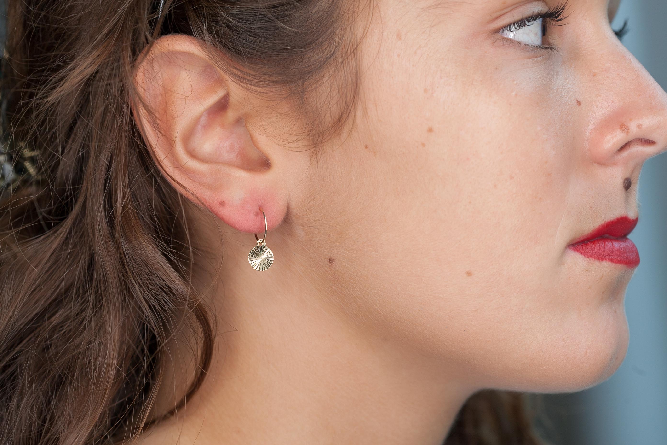 Vergoldete Creolen mit Sonnenscheiben – Strahlender Schmuck für jeden Anlass | Shop Nory