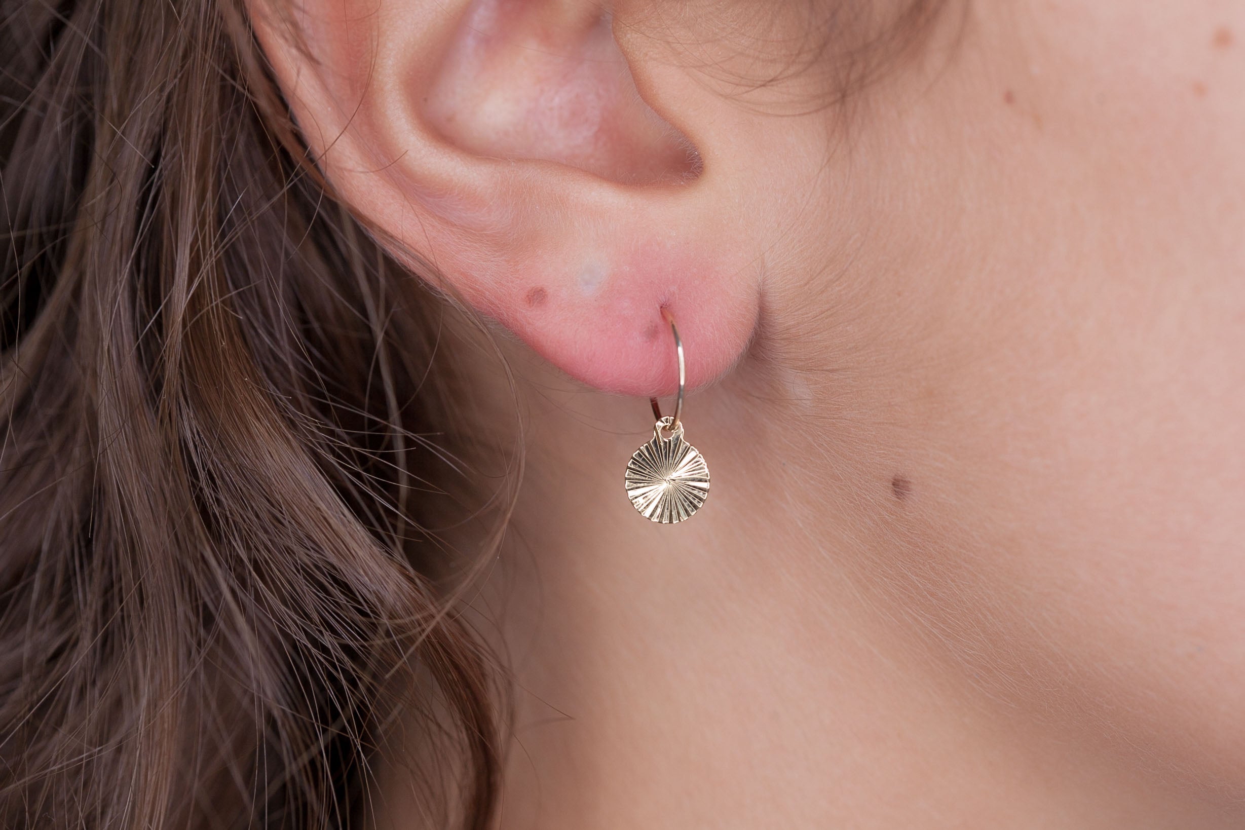Vergoldete Creolen mit Sonnenscheiben – Strahlender Schmuck für jeden Anlass | Shop Nory