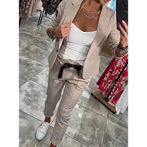 2-Teiliges Set Bestehend Aus Einem Lässigen Blazer und Einer Hose