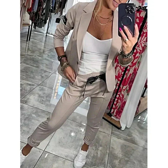 2-Teiliges Set Bestehend Aus Einem Lässigen Blazer und Einer Hose