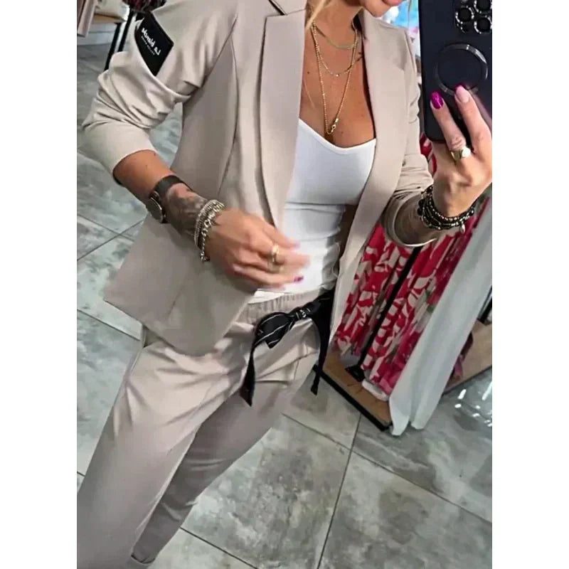 2-Teiliges Set Bestehend Aus Einem Lässigen Blazer und Einer Hose