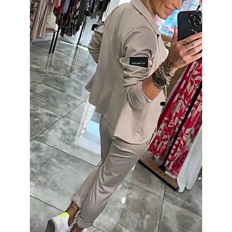 2-Teiliges Set Bestehend Aus Einem Lässigen Blazer und Einer Hose