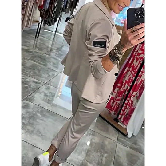 2-Teiliges Set Bestehend Aus Einem Lässigen Blazer und Einer Hose