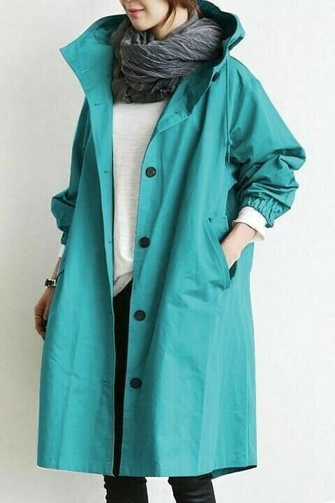 Die Windjacke mit Knöpfen und Kapuze für Damen