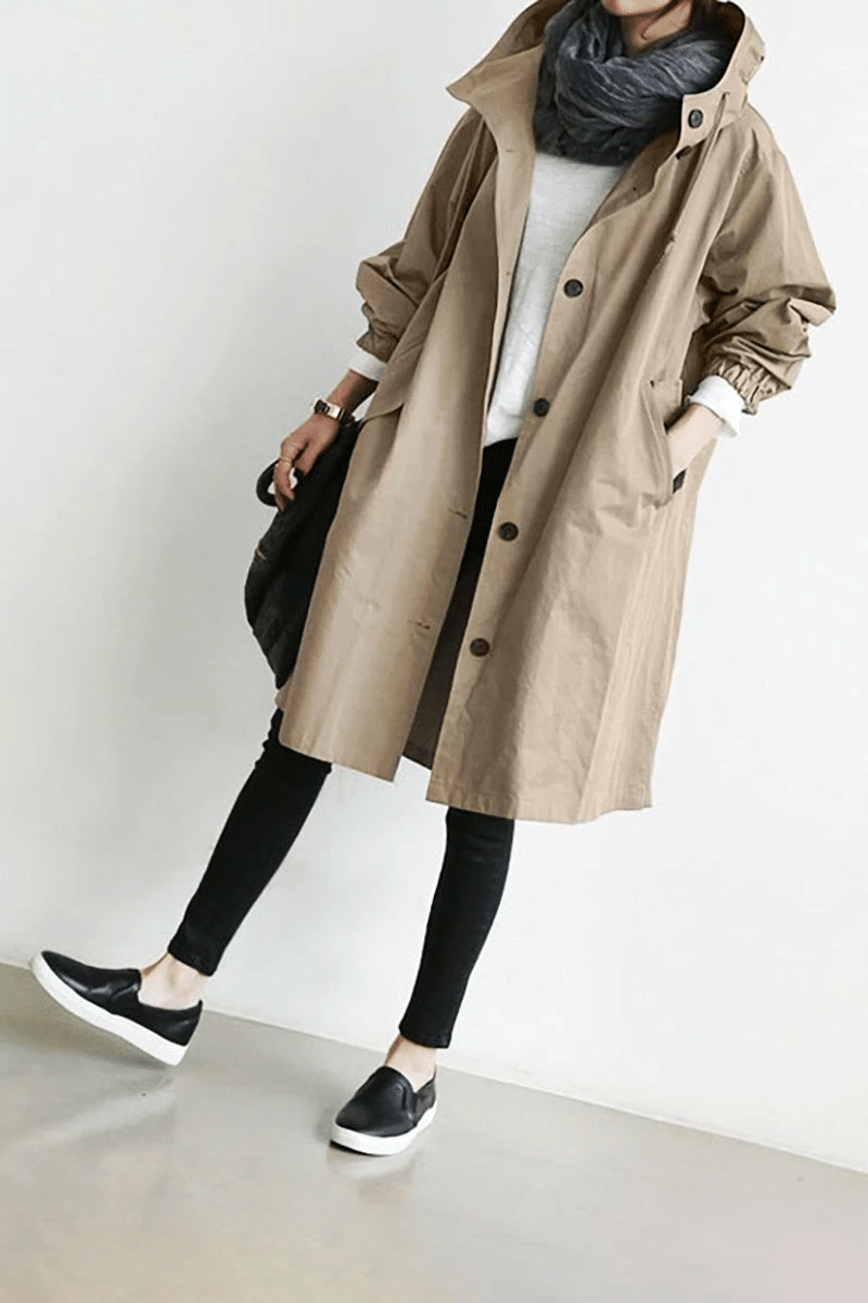 Die Windjacke mit Knöpfen und Kapuze für Damen
